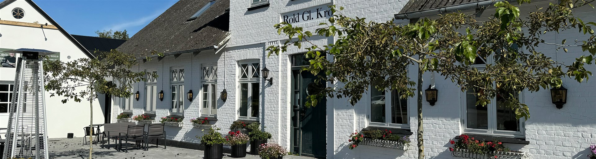 <h2>ROLD GL. KRO
        <br>HER KAN DU SPISE OG BO</h2>
<img class="icon" 

src="https://hundekroen.dk/files/3209a3a4-0353-425b-8267-36d6b1cd1c66/hvid-bolge.png" 
/>
<p>Hos Rold Gl. Kro byder vi gæsterne velkommen ind til et uforglemmeligt ophold med fantastiske natur oplevelser og med vaskeægte røverhistorier.
</p>