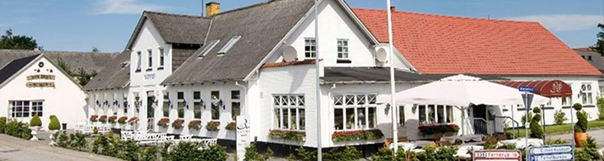 <h2>ROLD GL. KRO
        <br>HER KAN DU SPISE OG BO</h2>
<img class="icon" 

src="https://hundekroen.dk/files/3209a3a4-0353-425b-8267-36d6b1cd1c66/hvid-bolge.png" 
/>
<p>Hos Rold Gl. Kro byder vi gæsterne velkommen ind til et uforglemmeligt ophold med fantastiske natur oplevelser og med vaskeægte røverhistorier.
</p>